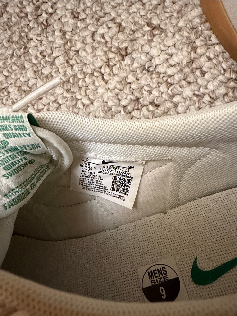 Nike White and Green 432997-111 Low-Top Sneakers with Gum Sole - Picture 6 of 6